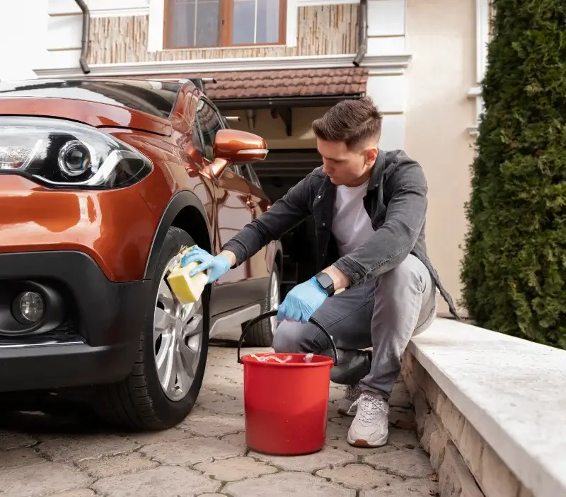 Lavage auto à domicile Saint-Evroult-de-Montfort : professionnel intervenant sur un véhicule